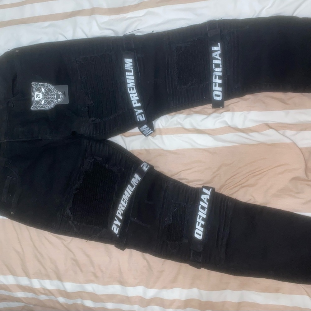 Frame Denim Black Skinny Jeans with Sleek Vertical Text